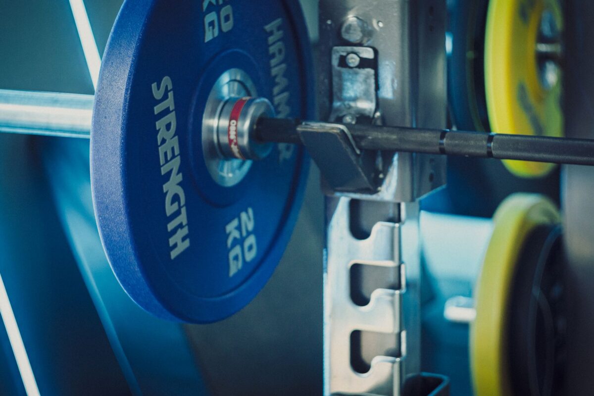 Exercices complets au banc de musculation : programme full body pour progresser sans se tromper